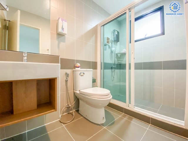 ทาวน์โฮมมือสอง ม.บ้านกลางเมือง ราชพฤกษ์-พระราม5 ทาวน์โฮม3ชั้น บ้านสวยเหมือนไม่เคยเข้าอยู่ บนเนื้อที่ 17 ตร.ว. ฟังก์ชัน 3 ห้องนอน 3 ห้องน้ำ 2  ที่จอดรถ บนทำเลเดินทางสะดวก เชื่อมต่อถนน นครอินทร์, พระราม5, ราชพฤกษ์, รัตนาธิเบศร์ ใกล้รถไฟฟ้าและทางด่วน!